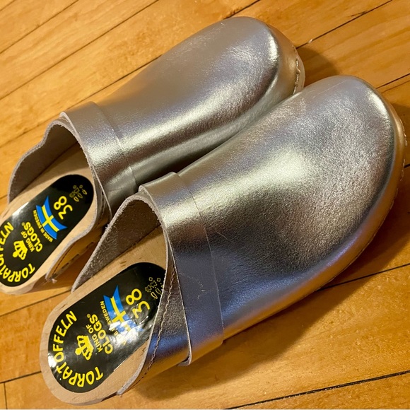 Silver women’s 38 euro/7 1/2 US Torpatofeln clogs - Picture 6 of 8